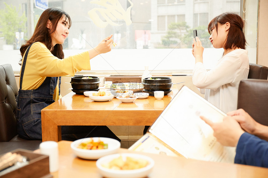 女闺蜜一起旅行吃美食图片