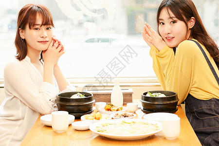 旅游青春年轻的女孩韩国女孩旅行韩国食品图片