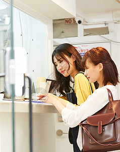 现金旅游业年轻韩国女旅游外汇兑换高清图片