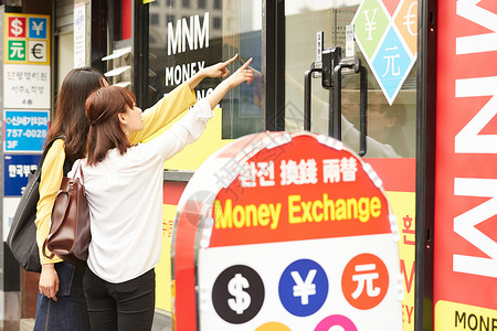 钱币保险国外旅游韩国女旅游外汇兑换高清图片