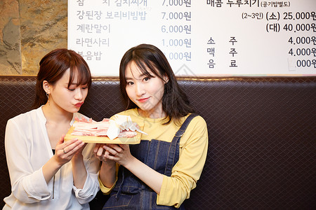 女旅途韩式烧烤韩国女孩旅行韩国食品背景图片
