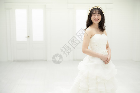 穿着婚纱微笑的年轻新娘已婚的高清图片素材