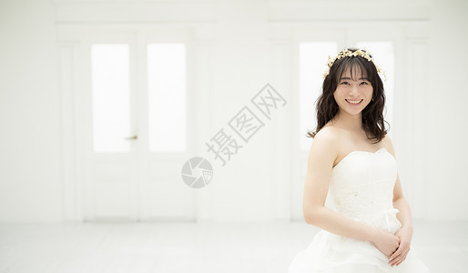 年轻女子穿着婚纱微笑漂亮高清图片素材
