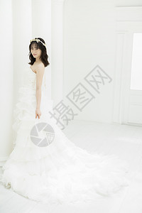 穿着洁白长裙戴着花环的新娘美容高清图片素材