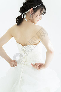 穿婚纱的年轻女子背影图片