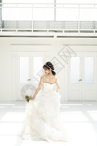 室内穿着婚纱提着裙摆的新娘图片