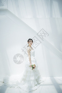 穿着纯白婚纱拿着手捧花的美女图片