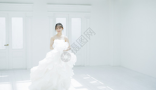 穿着纯白婚纱的美女室内高清图片素材