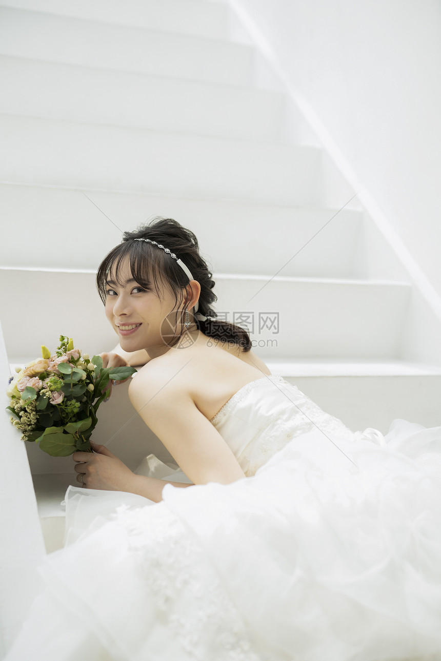 趴在台阶上拿着捧花的新娘图片