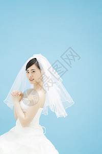 头戴头纱穿着婚纱的新娘子图片