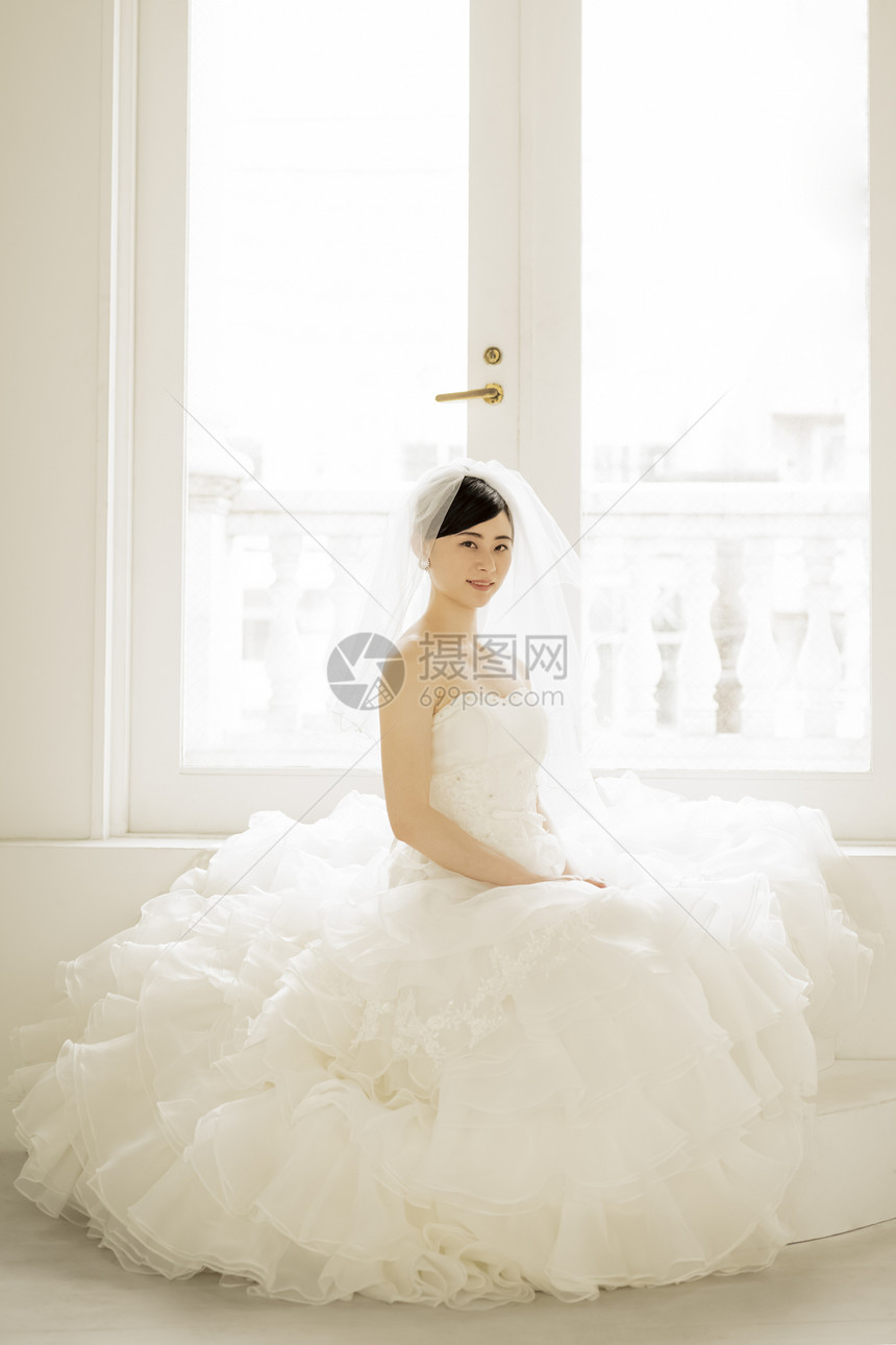 穿着婚纱坐着的新娘图片