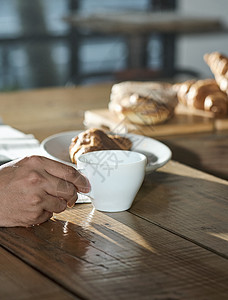 面包宣传单英文桌子上的咖啡和牛角包背景