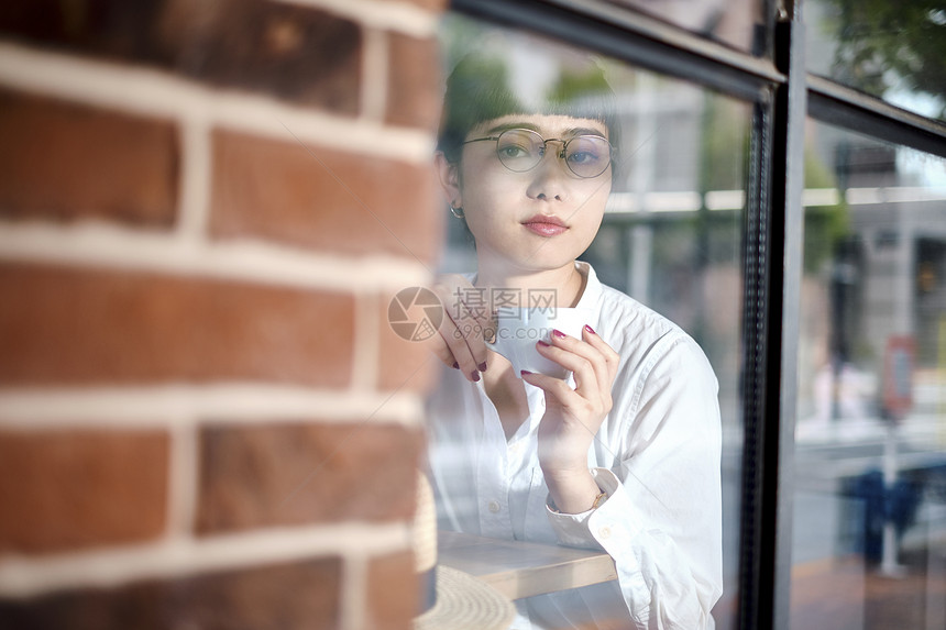 在咖啡馆喝咖啡的人图片