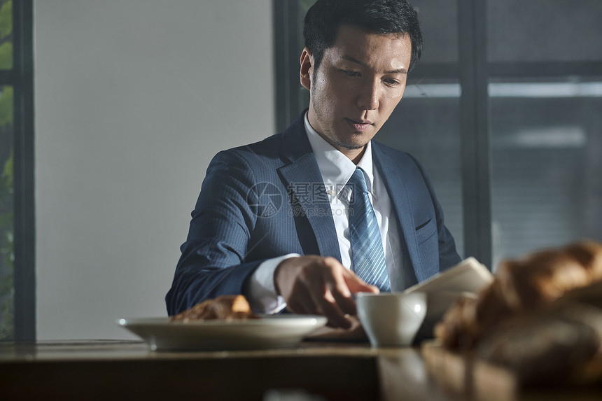 咖啡馆里的商人图片