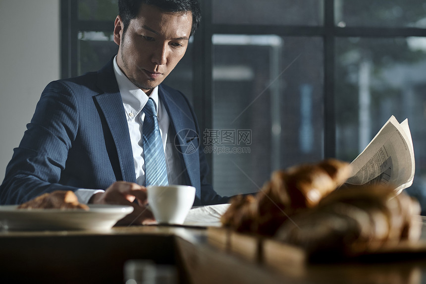 商人在咖啡馆阅读图片