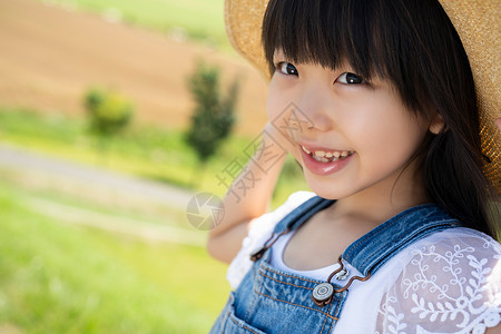 年轻的女孩欣赏孩子北海道景观和女孩图片