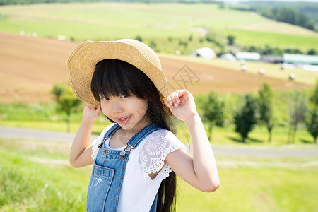 家庭旅行游览漂亮北海道景观和女孩图片