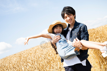 富爸爸穷爸爸打破女儿蓝天麦田和家庭背景