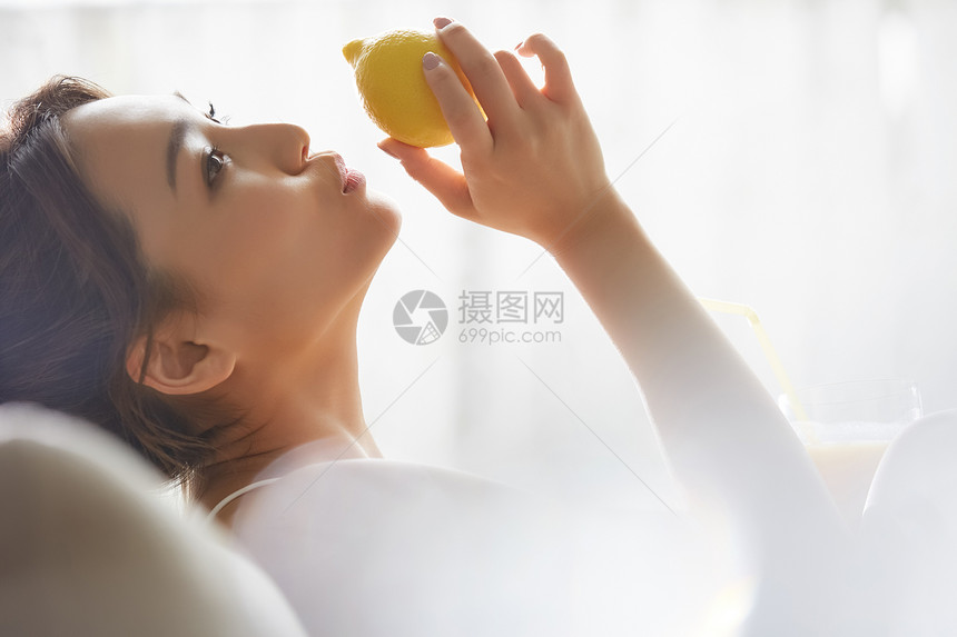 橘子汁坐下桔子女生活方式健康图片