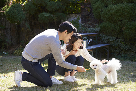 花园体贴强烈的感情家庭夫妻韩国人图片