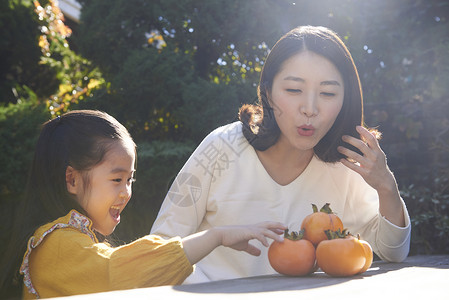 陪伴女儿的母亲图片