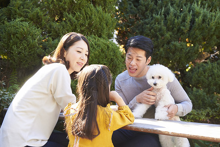 室外幸福的一家人图片