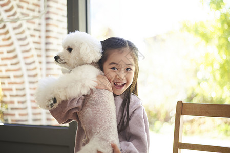 客厅抱着小狗的女孩图片