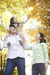 一家人在公园树林里玩耍女儿高清图片素材
