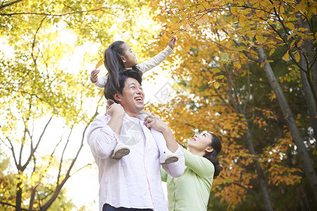 一家人在公园树林里玩耍幸福高清图片素材