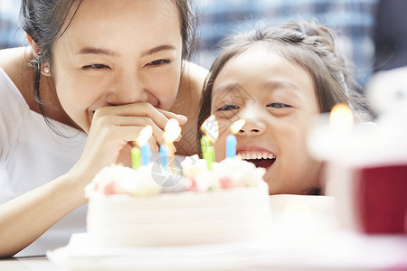 泛亚洲小姑娘年轻的女孩父母和孩子的生活方式生日派对高清图片素材