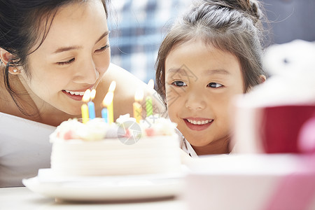 父母和小孩欢快人物父母和孩子的生活方式生日图片