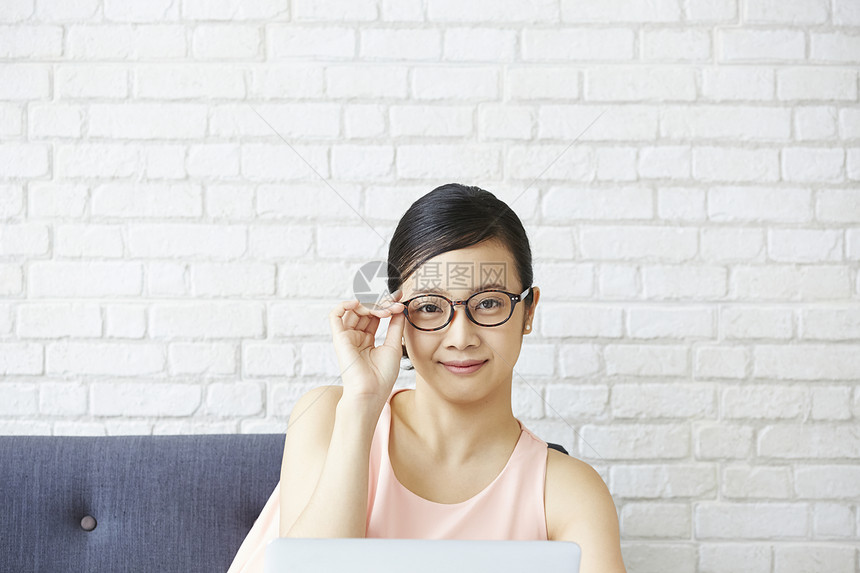 笔记本坐着文稿空间女人放松图片