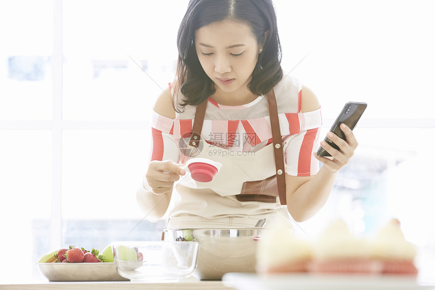 年轻女子时髦户内女生活烹饪图片