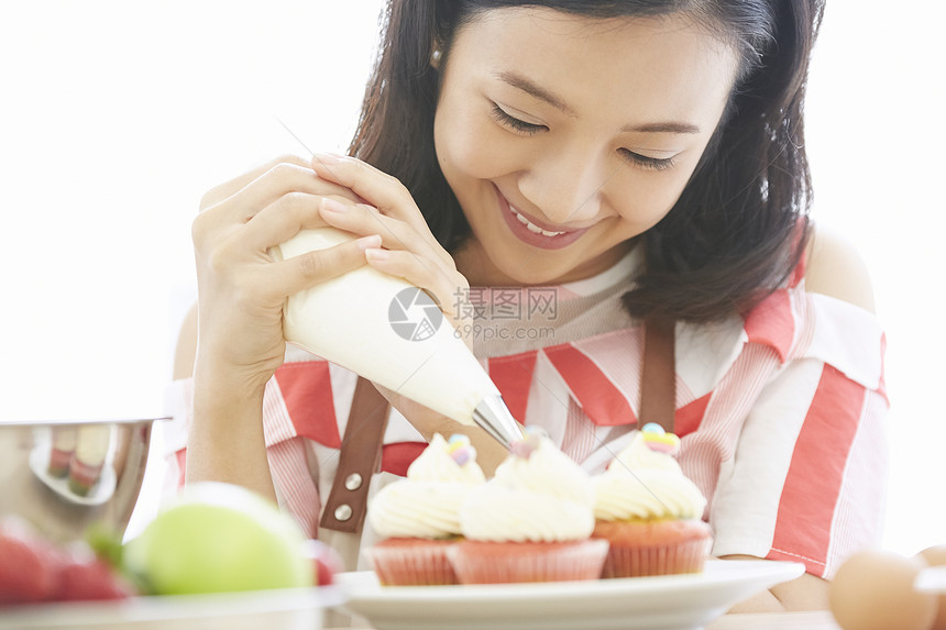 在做蛋糕的美丽女孩图片