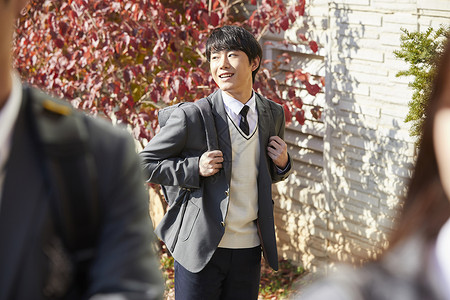 穿着校服上学的韩国初高中生背景图片
