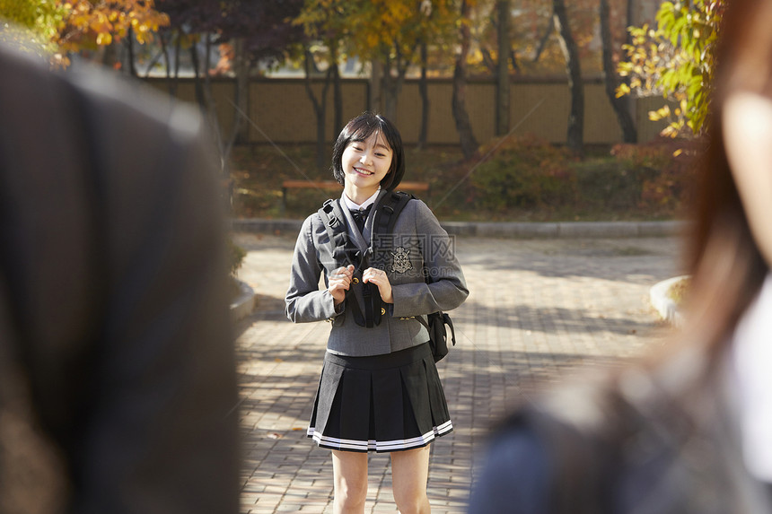 穿着校服上学的韩国初高中生图片