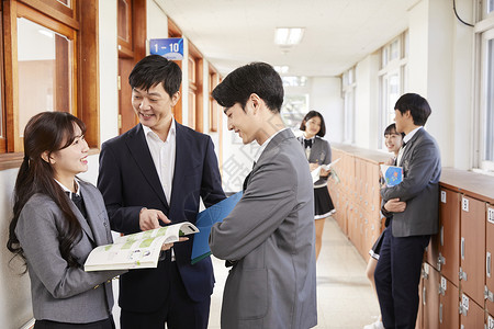 校园里青春靓丽的老师和学生韩国人高清图片素材