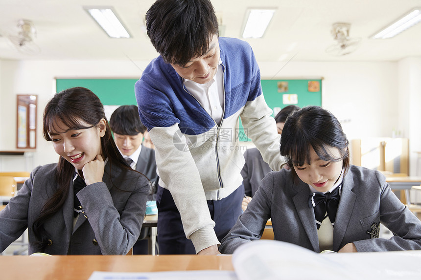 在教室认真上课的学生图片