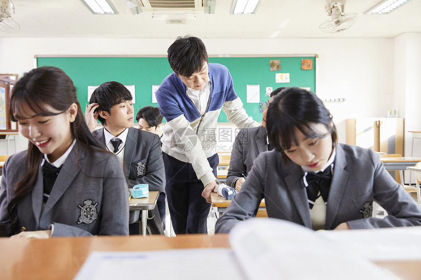 在教室认真上课的学生图片