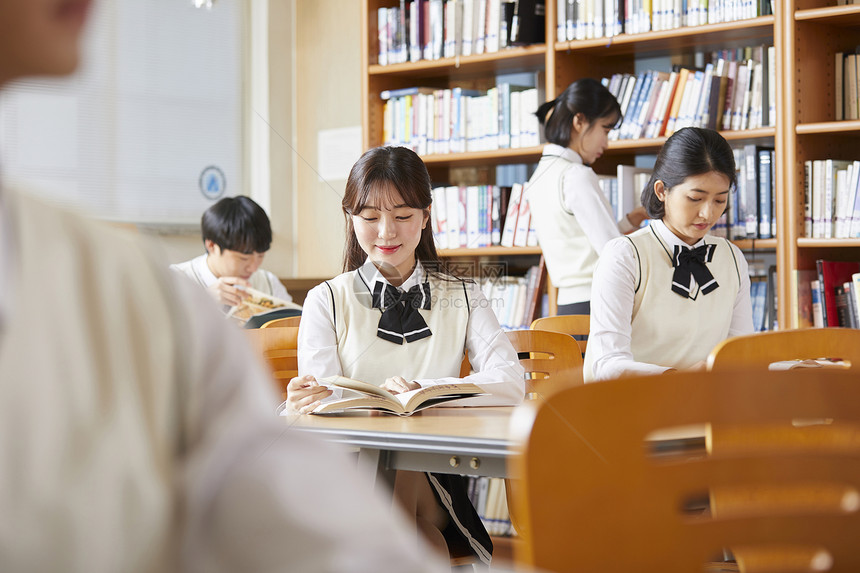 在图书馆里看书学习的高中生图片