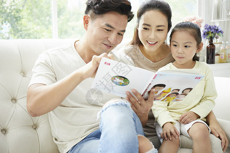 亚洲人活力轻松家庭生活方式图画书父亲高清图片素材