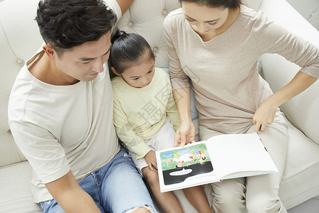 亚洲人上半身人类家庭生活方式图画书母亲高清图片素材
