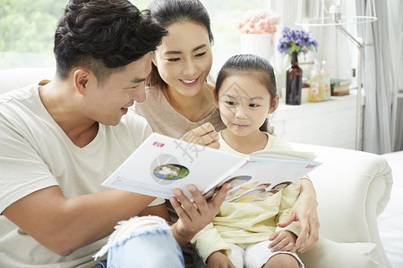 幸福家庭阅读书籍小姑娘高清图片素材