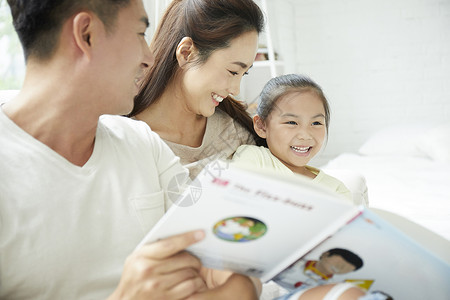 幸福家庭在客厅阅读书籍母亲高清图片素材