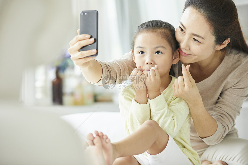 照片自拍姿势家庭生活智能手机图片