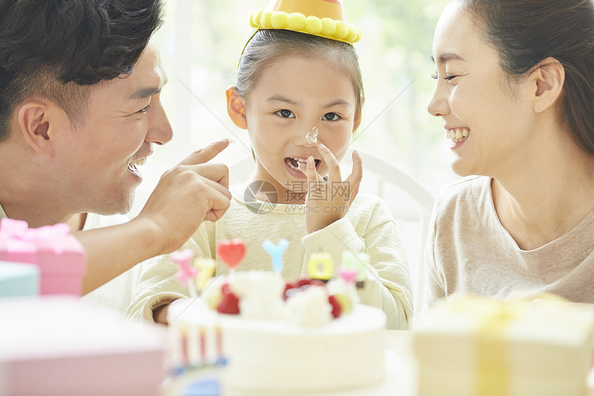 享受家庭生日派对的小女孩图片