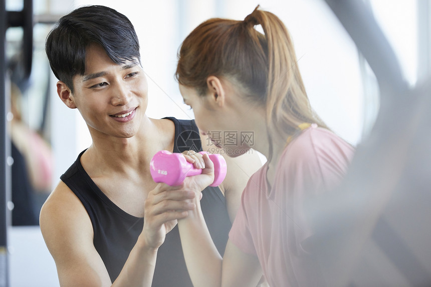 健身房锻炼的情侣图片