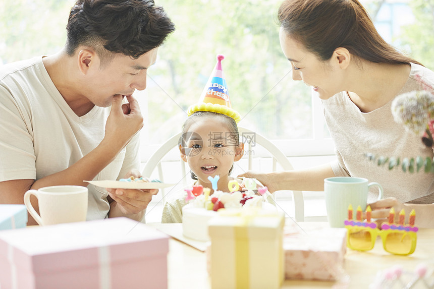 幸福一家人给女儿过生日图片