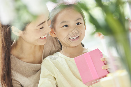 妈妈给小女孩送生日礼物图片