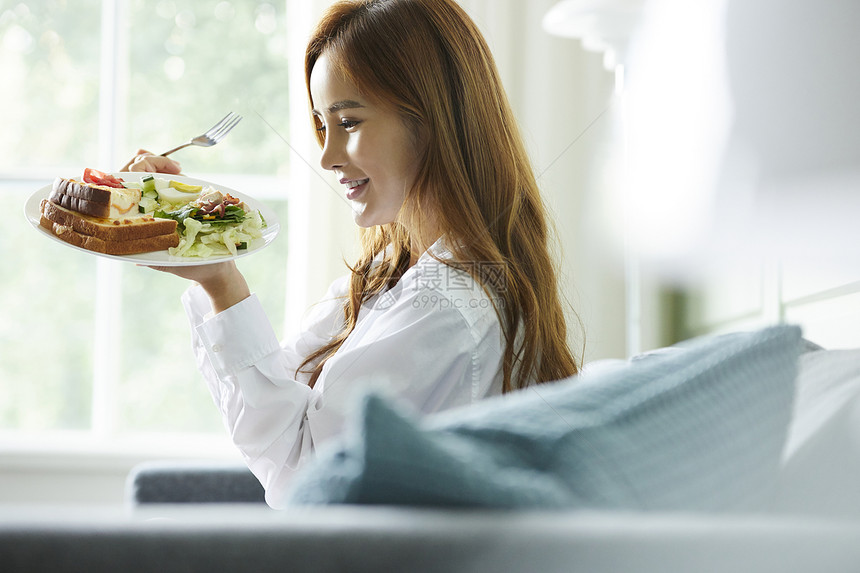 肖像米饭年轻女人放松图片